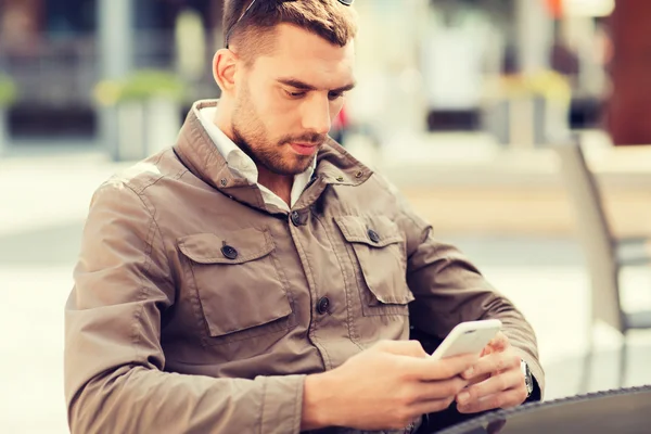 Homme avec smartphone au café de rue de la ville — Photo