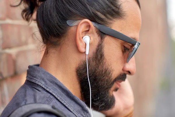 Close up de homem com fones de ouvido ouvindo música — Fotografia de Stock