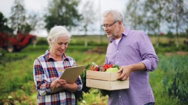Seniorenpaar mit Gemüsekiste auf Bauernhof — Stockvideo