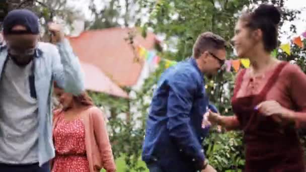 Ευτυχείς φίλοι χορεύουν στο καλοκαιρινό πάρτι στον κήπο — Αρχείο Βίντεο