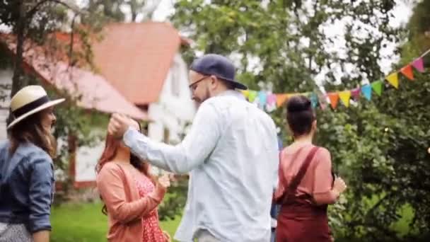 Mutlu arkadaş bahçesinde yaz partide dans — Stok video