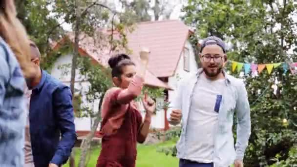 Amigos felices bailando en la fiesta de verano en el jardín — Vídeos de Stock