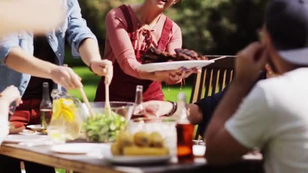 Amigos felices cenando en la fiesta del jardín de verano — Vídeo de stock