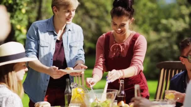 Amici felici che cenano alla festa estiva in giardino — Video Stock