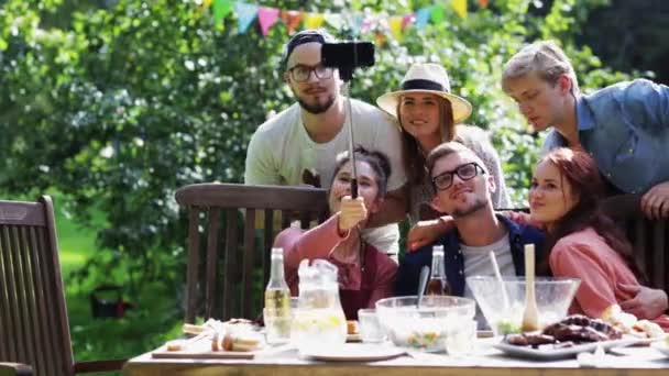 Друзья делают селфи на вечеринке в летнем саду — стоковое видео