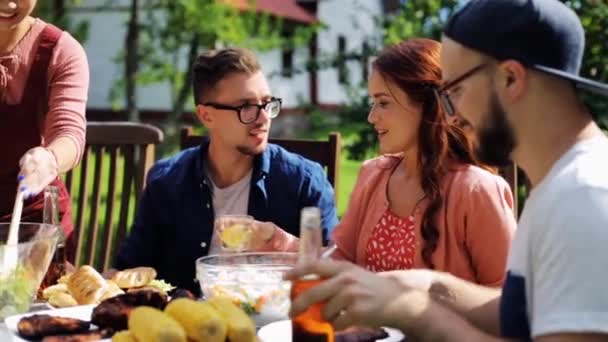 Glada vänner som åt middag på sommaren trädgårdsfest — Stockvideo