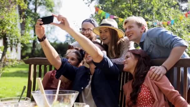 Друзі приймають селфі на вечірці в літньому саду — стокове відео