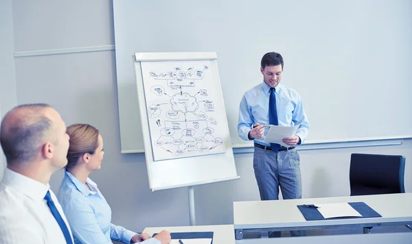 Groep van Glimlachende zakenmensen bijeenkomst in office — Stockfoto