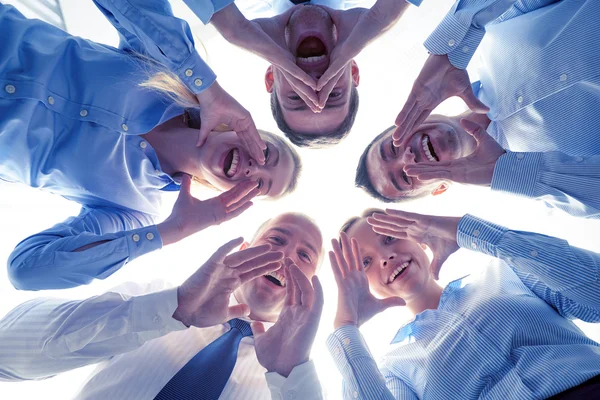 Sonriente grupo de empresarios de pie en círculo — Foto de Stock