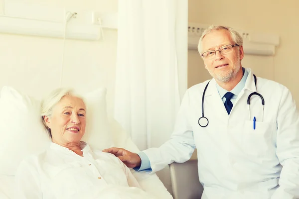 Médecin visitant une femme âgée à l'hôpital — Photo