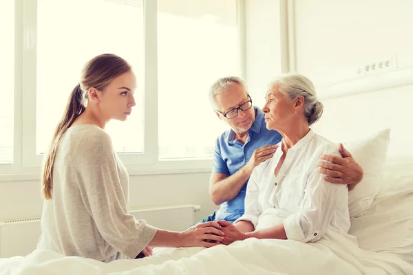 Familia visitando a una anciana enferma en el hospital — Foto de Stock