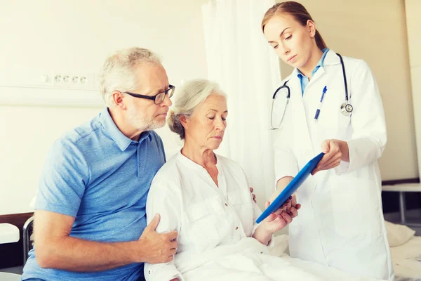 Seniorin und Arzt mit Tablet-PC im Krankenhaus — Stockfoto