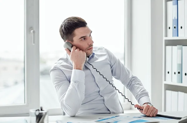 Homme d'affaires en colère appelant au téléphone au bureau — Photo