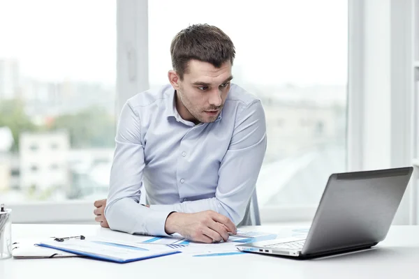 Benadrukt zakenman met laptop op kantoor — Stockfoto