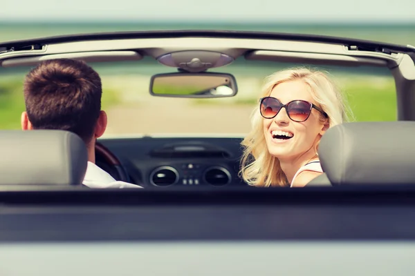 Feliz hombre y mujer conduciendo en coche cabriolet — Foto de Stock