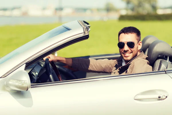 Homem feliz dirigindo carro cabriolet ao ar livre — Fotografia de Stock