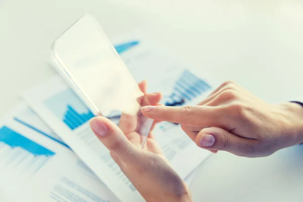 Nahaufnahme einer Frau mit transparentem Smartphone — Stockfoto