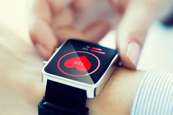 Közelkép a kéz, a szív ikon smartwatch — Stock Fotó