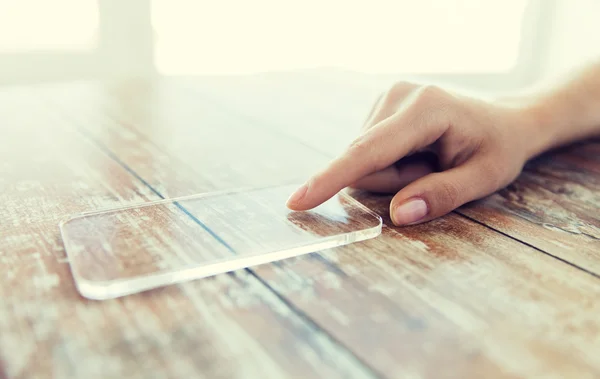 Primo piano della donna con smartphone trasparente — Foto Stock