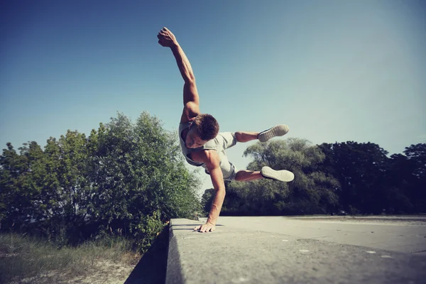 Sportieve jonge man springen in zomer park — Stockfoto
