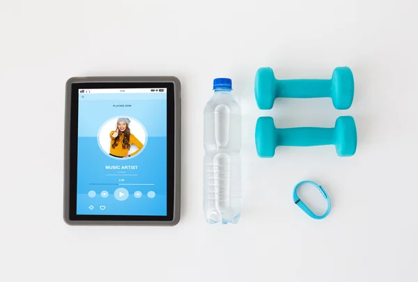 Tablet pc, hantle, fitness tracker i butelki — Zdjęcie stockowe