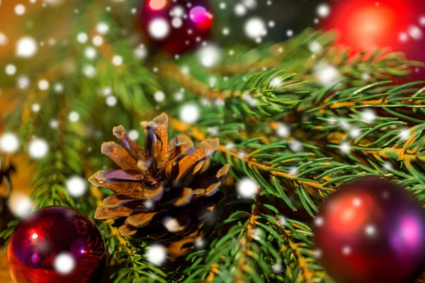 크리스마스 공와 pinecones 전나무 지점 — 스톡 사진