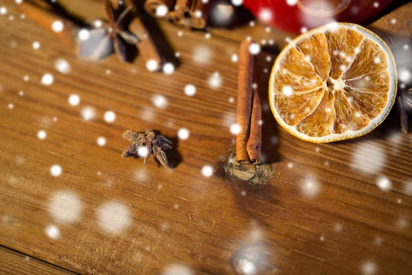 Skořice, anýz a sušený pomeranč na dřevěné desce — Stock fotografie