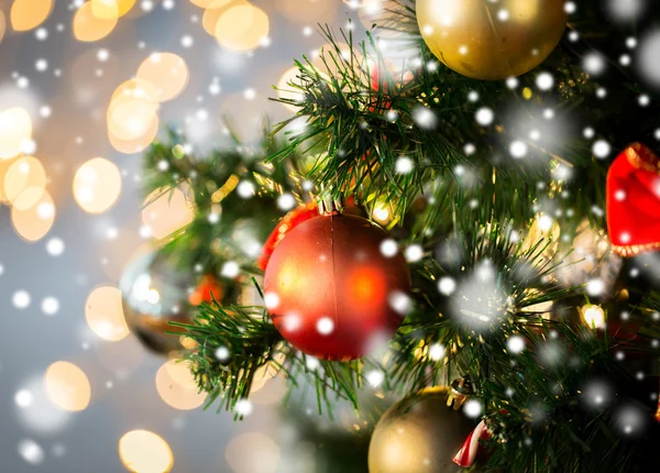Крупный план рождественской елки, украшенной шарами — стоковое фото