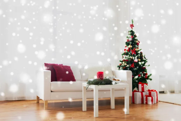 Καναπέ, τραπέζι και χριστουγεννιάτικο δέντρο με τα δώρα στο σπίτι — Φωτογραφία Αρχείου