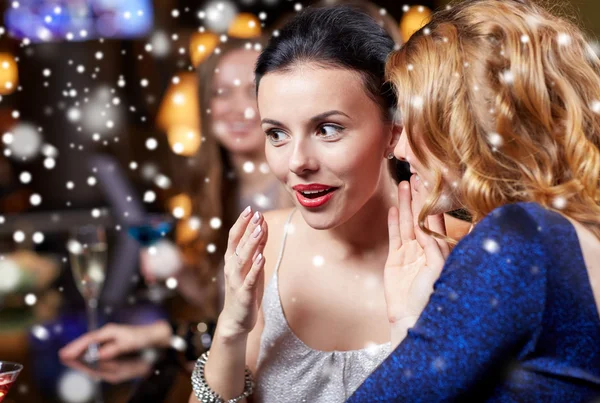 Donne felici spettegolare al night club sulla neve — Foto Stock