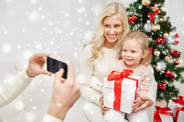 Família tirando foto com smartphone no Natal — Fotografia de Stock