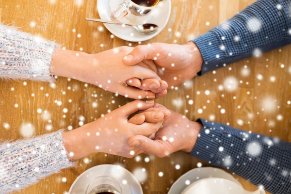 Nahaufnahme von Paar Händchen haltend im Restaurant — Stockfoto