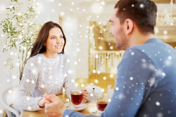 Glückliches Paar mit Tee Händchen haltend im Restaurant — Stockfoto