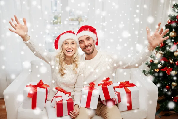 Feliz pareja en casa con cajas de regalo de Navidad — Foto de Stock