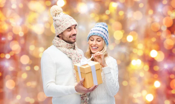 穿着冬衣，头戴礼品盒，笑着的夫妻 — 图库照片