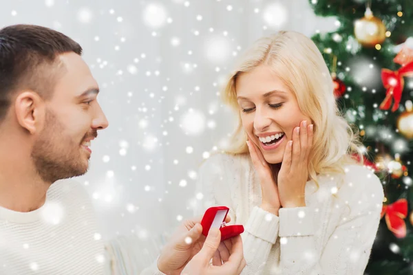 Człowieka, dając kobieta pierścionek zaręczynowy na Boże Narodzenie — Zdjęcie stockowe