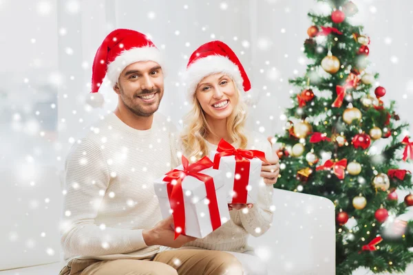 Gelukkige paar thuis geschenk met kerst dozen — Stockfoto