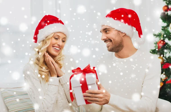 Casal feliz em casa com caixa de presente de Natal — Fotografia de Stock