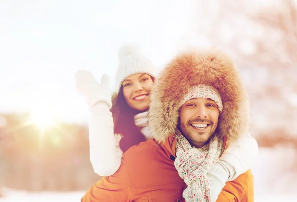 Счастливая пара веселится на зимнем фоне — стоковое фото