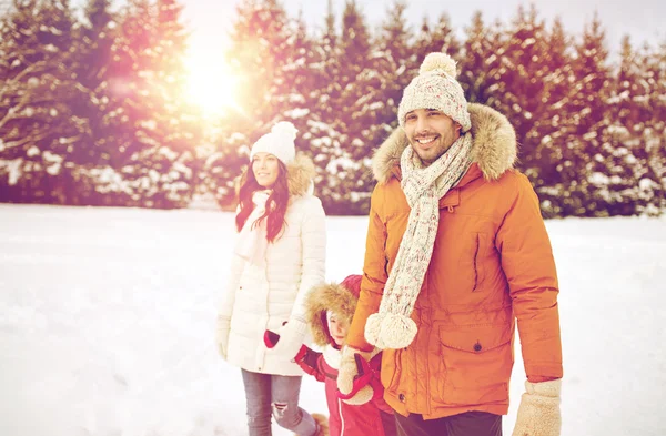 Szczęśliwą rodzinę w ubrania zimowe spacery na świeżym powietrzu — Zdjęcie stockowe