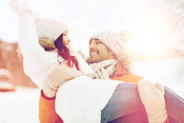 Gelukkige paar buiten in de winter — Stockfoto