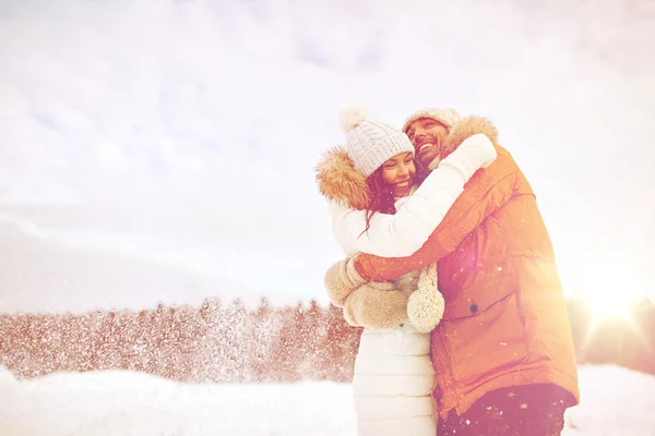 Gelukkige paar knuffelen en lachen in de winter — Stockfoto