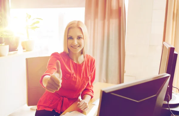 Trabalhador de escritório feminino criativo feliz com computadores — Fotografia de Stock