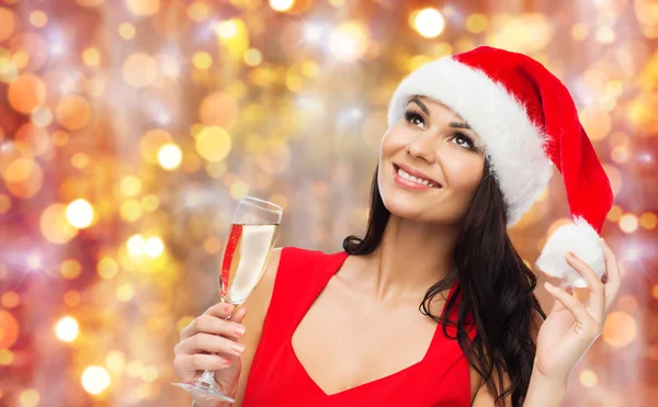 Mooie sexy vrouw in Kerstman hoed en rode jurk — Stockfoto