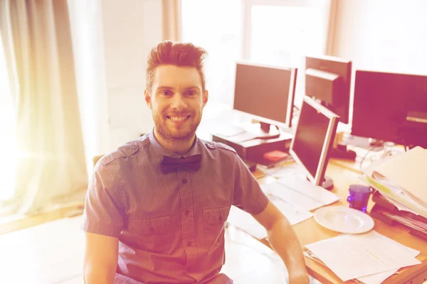Trabalhador de escritório masculino criativo feliz com computadores — Fotografia de Stock