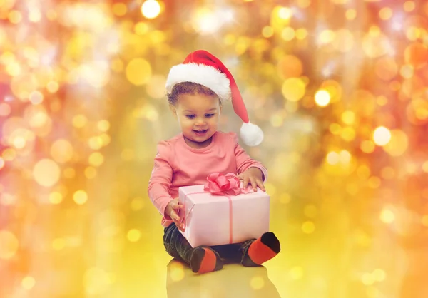 Счастливая маленькая девочка с подарком на Рождество — стоковое фото