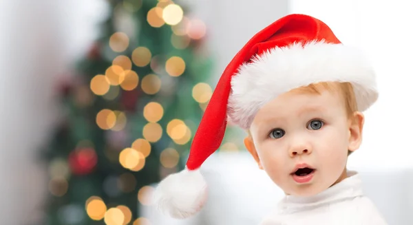 Lindo menino no Natal Papai Noel chapéu — Fotografia de Stock