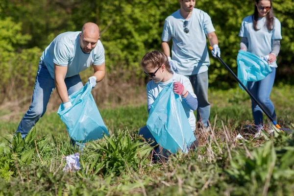 Волонтеры с мусорными мешками — стоковое фото