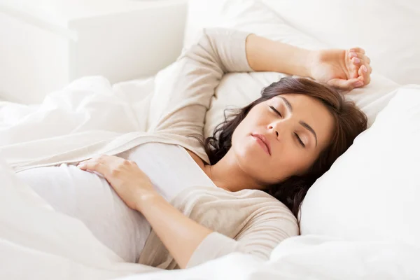 Glücklich schwangere Frau schläft im Bett zu Hause — Stockfoto