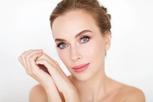 Beautiful young woman face and hands — Stock Photo, Image